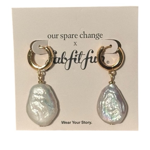 OUR SPARE CHANGE~FRESHWATER PEARL 18K GOLD HUGGIE EARRINGS~NEW WITH TAGS & BAG - Picture 2 of 16